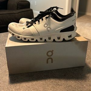 OnCloud “CloudX3” black and white, size 8 women’s